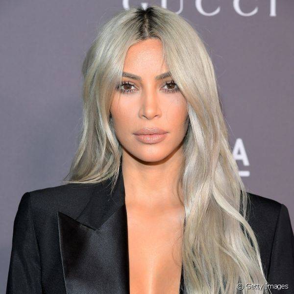 A maquiagem nude ? a trend queridinha dessa temporada e foi a escolhida por Kim Kardashian (Foto: Getty Images)
